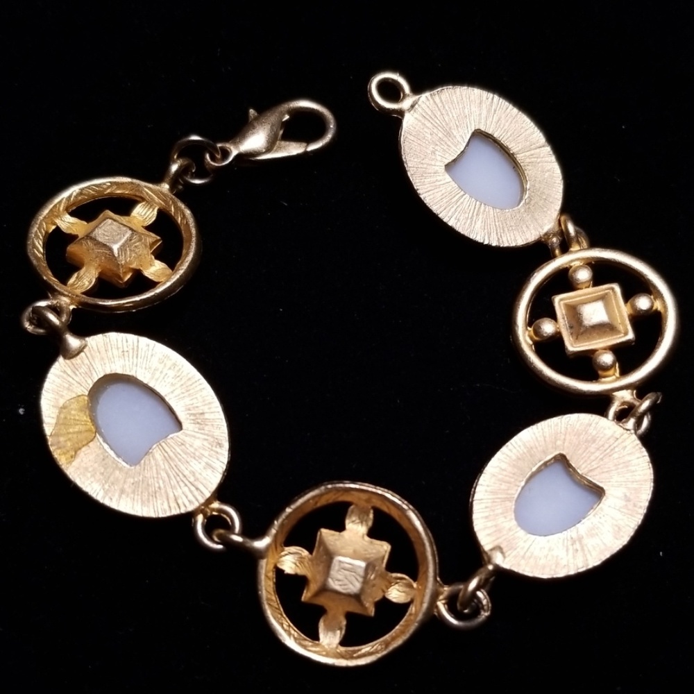 Vintage Mid Century Faux Pearl Brushed Goldtone Metal Lobster Clasp Bracelet - Picture 9 of 12